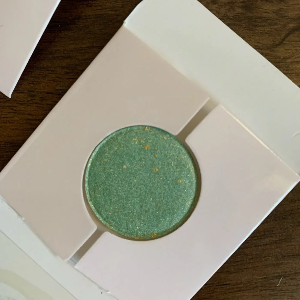 🎉HP🎉💰5/$25💰New Sydney Grace Green Mango Shimmer Eyeshadow - Picture 3 of 4